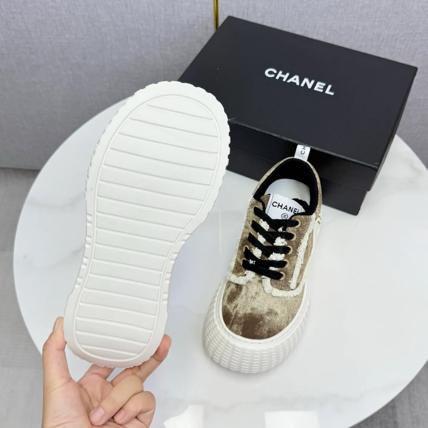 💕💕Factory direct selling price p640💕💕 Chanel Panda Shoes! 2025 counter's top casual sports shoes, this classic design; the upper is in the style of electric embroidery with various techniques; the outsole is fashionable and sporty; the unusual inclusion of a variety of color matching elements... The diversified mix and match is very good-looking and versatile, and can be used for leisure, fashion, sports, and outdoor... ꫛꫀꪝ Go➫ Materials: ❶Upper made of: original imported first-layer silk cowhide + original version waterproof cloth + original first-layer cowhide ❷Inner lining: Original Yangli+wang ❸ Outsole based on: Original TPU combination outsole Counter boutique packaging complete set for women 35–41